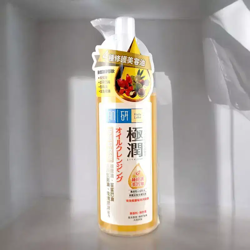 Hada Labo Rohto Mentholatum Super Hyaluronic Acid Cleansing Oil (6.76 oz) - Melt away the day and lock in the dew with super-hydrating oils