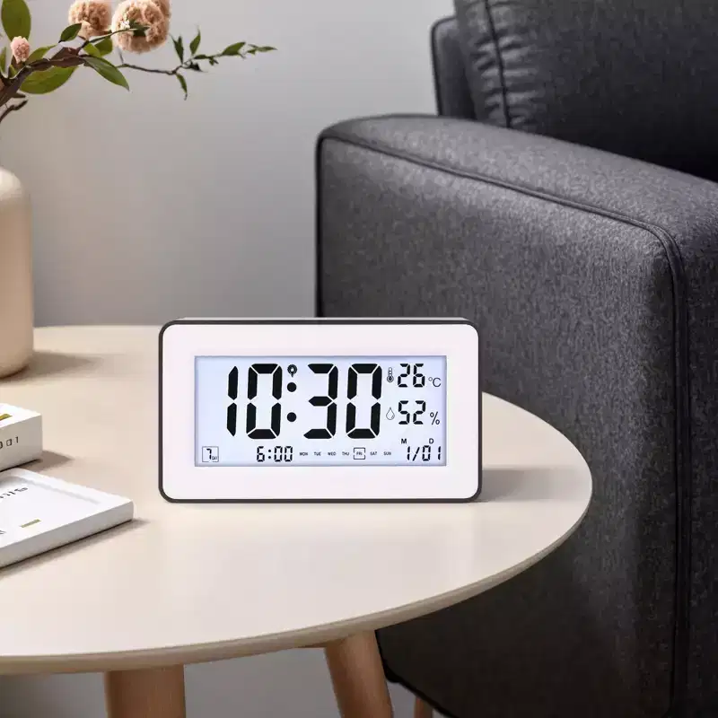 REGALWOVEN Battery Powered Snooze Function Loud Alarm Clock 5.5L x 1..7W x 3.1H 1 Pc